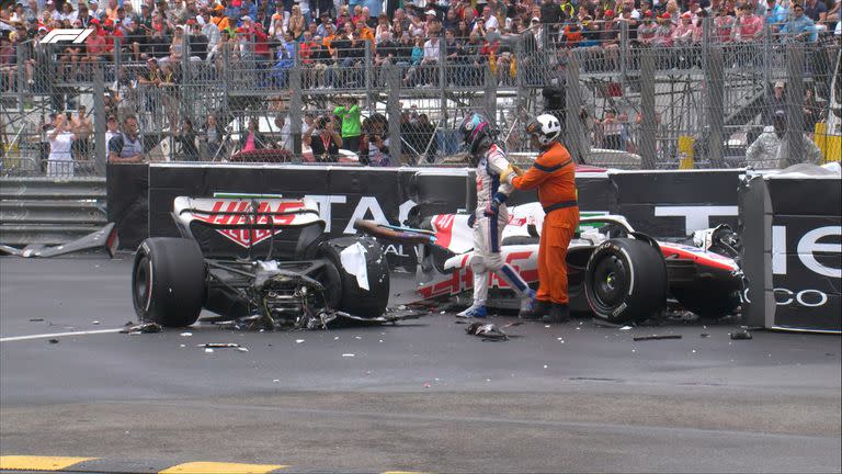 Mick Schumacher sale caminando sin problemas después del tremendo accidente