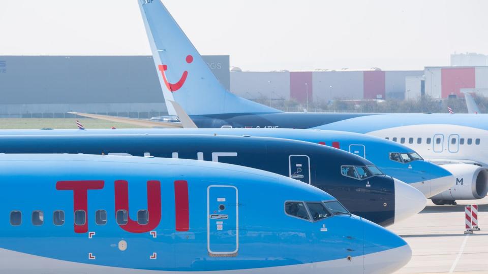 Flugzeuge von Tuifly parken am Flughafen Hannover.