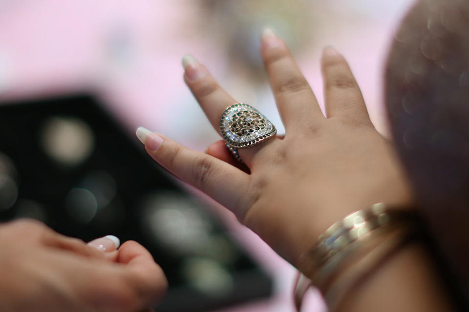 <p>Andrea García, de 18 años, se prueba un anillo a juego con un vestido de graduación en la donación de <em>Operation School Bell</em> para estudiantes de bajos ingresos y sin hogar de Los Ángeles el 29 de marzo de 2017 (Foto: Lucy Nicholson/<em>Reuters</em>). </p>