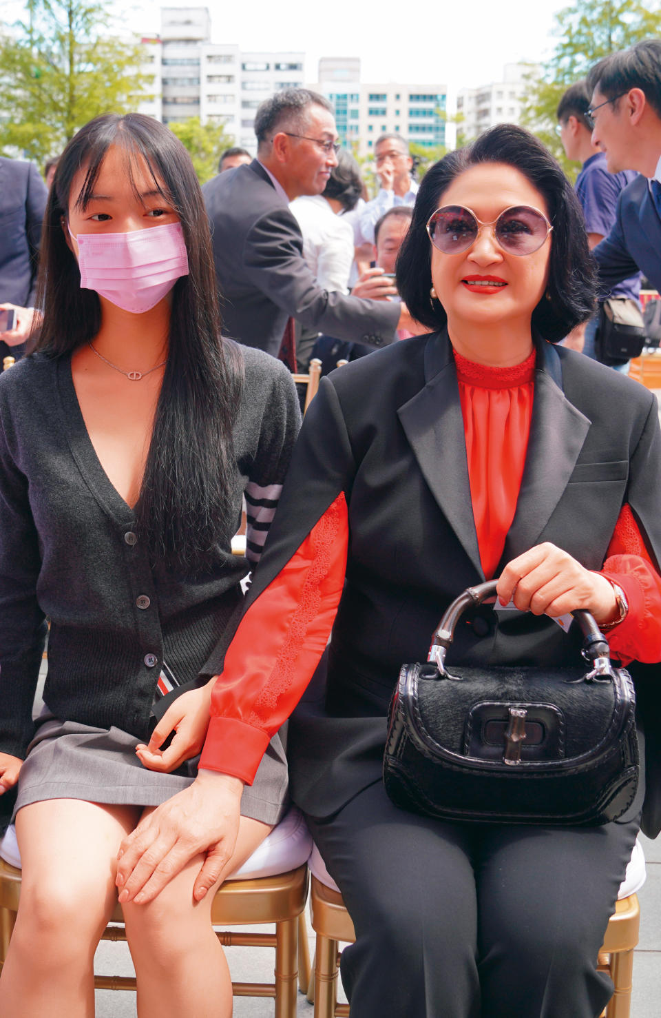 嚴陳莉蓮（右）9月為裕隆城開幕剪綵，並帶著女兒嚴珮瑜（左）一同出席活動。