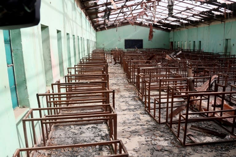 Un aula quemada en la escuela de Chibok, en el noreste de Nigeria, donde unos yihadistas de la organización Boko Haram secuestraron a 276 adolescentes el 14 de abril de 2014, fotografiada el 5 de marzo de 2015 (Sunday Aghaeze)