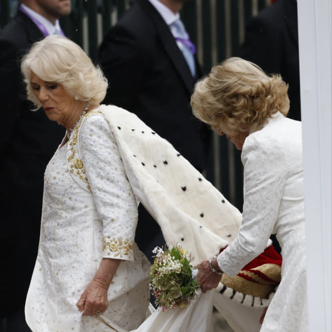 El traje de coronación de la reina Camilla en exhibición pública credit:Bang Showbiz