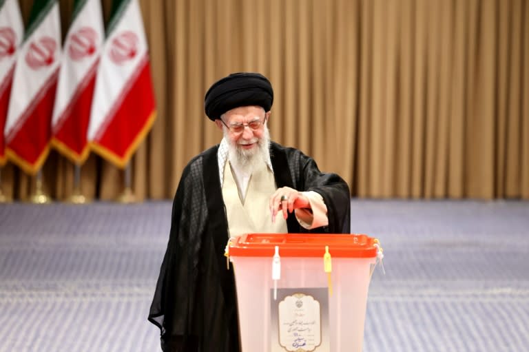 El ayatolá Ali Jamenei, líder supremo de Irán, deposita su voto en las elecciones presidenciales, el 5 de julio de 2024 en Teherán (Atta Kenare)
