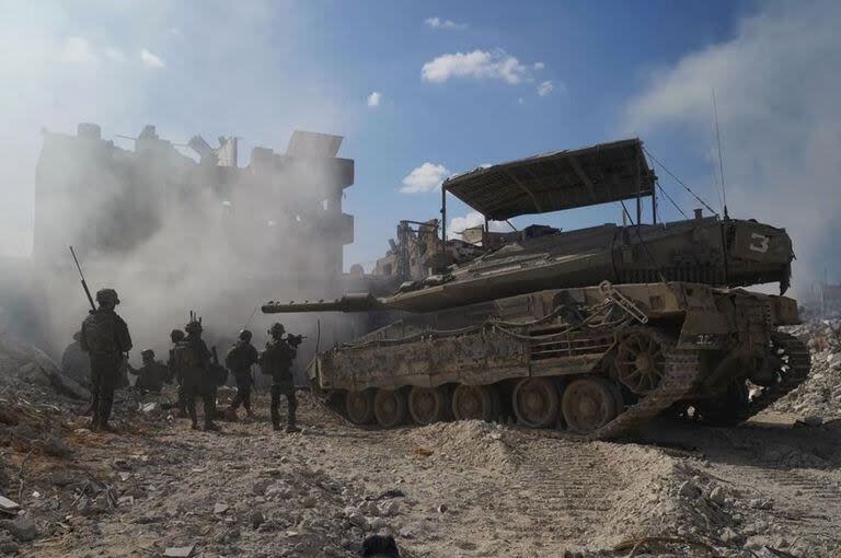 Un carro de combate y militares israelíes en la Franja de Gaza