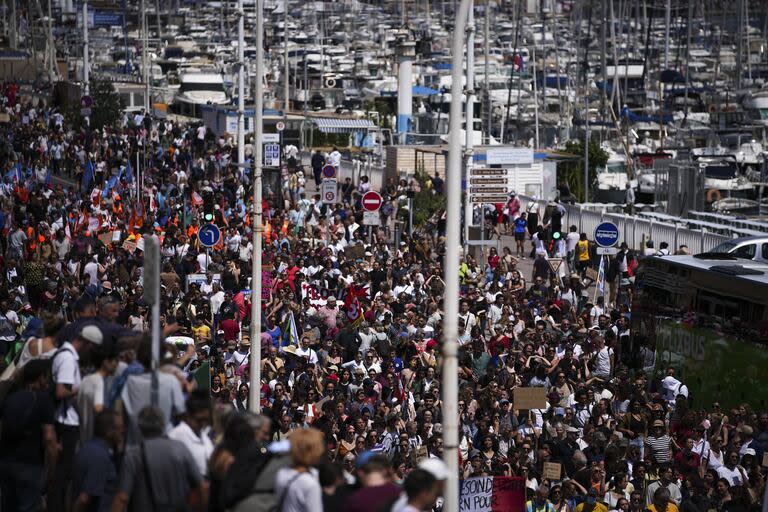 Manifestantes marchan en las calles de Marsella contra el ascenso de la ultraderecha en Francia