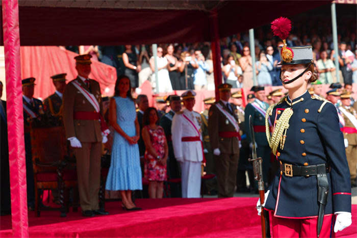 La princesa Leonor pasa por delante de sus padres