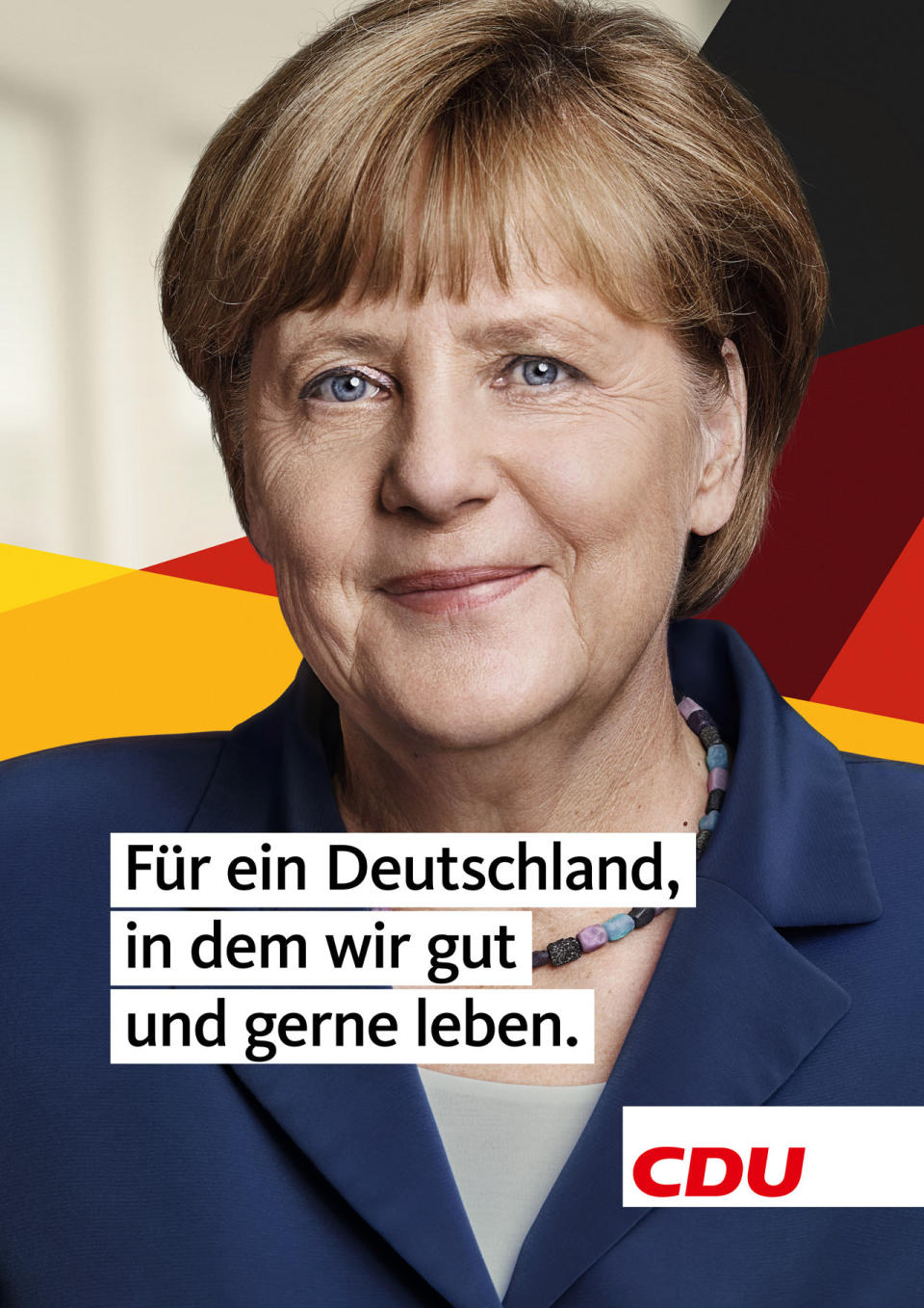 Im dunkelblauen Blazer und mit Halskette lächelt Parteichefin und Bundeskanzlerin Angela Merkel vor einem schwarz-rot-goldenen Hintergrund in die Kamera. Der Kernslogan der CDU lautet: “Für ein Deutschland, in dem wir gut und gerne leben.” (Bild-Copyright: CDU/Laurence Chaperon)