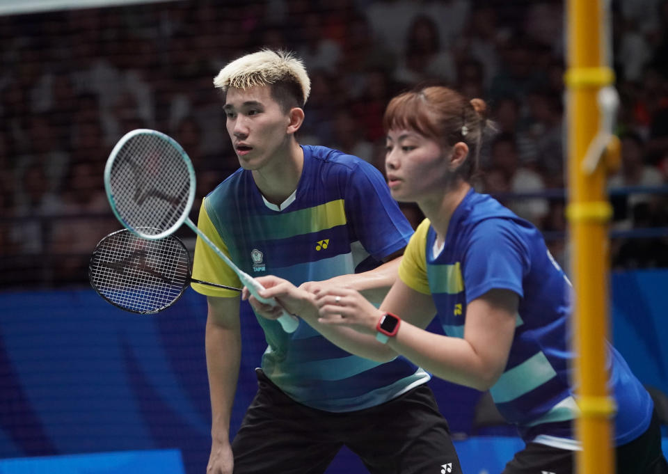 台灣羽球好手李佳馨（右）和葉宏蔚（左）7日拿下成都世大運羽球混合雙打的金牌。（圖／大專體總提供）