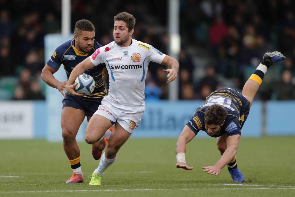 WORCESTER, ENGLAND - MARCH 09: Santiago Cordero of Exeter Chiefs breaks away from Ollie Lawrence (l) and Ryan Mills of Worcester Warriors during the Gallagher Premiership Rugby match between Worcester Warriors and Exeter Chiefs at Sixways Stadium on March 09, 2019 in Worcester, United Kingdom. (Photo by Malcolm Couzens/Getty Images)