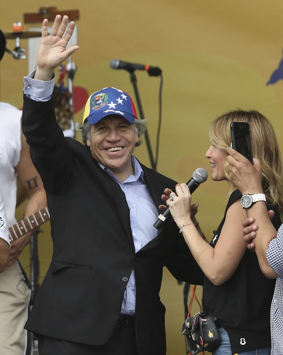 El secretario general de la Organización de Estados Americanos, Luis Almagro, llega al concierto en favor de Venezuela en el lado colombiano del puente internacional Las Tienditas cerca de Cúcuta, Colombia, en la frontera con Venezuela el viernes 22 de febrero de 2019. (AP Foto/Fernando Vergara)