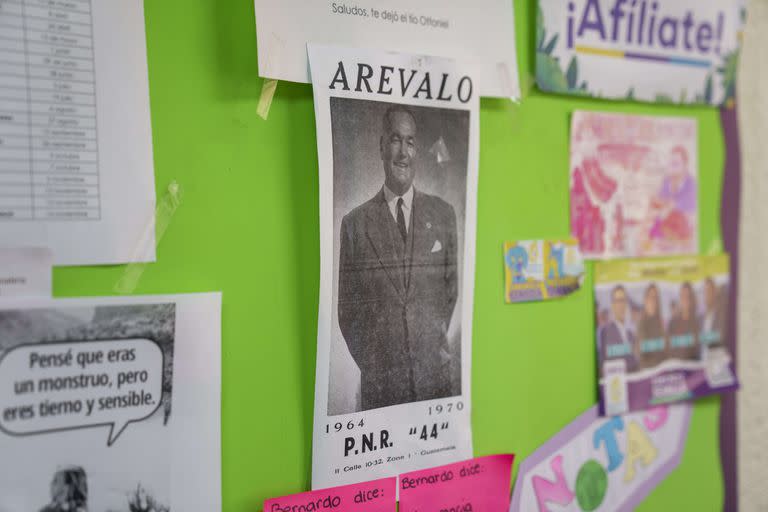 Una fotocopia de un viejo afiche de campaña del expresidente guatemalteco Juan José Arévalo cuelga en las oficinas de su hijo Bernardo