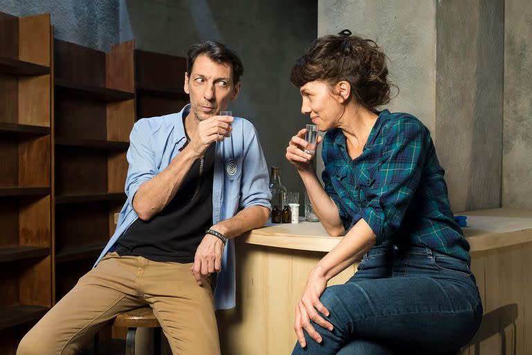 En el escenario del teatro Regio, Humberto Tortonese junto a Felicitas Kamien, directora de Vassa