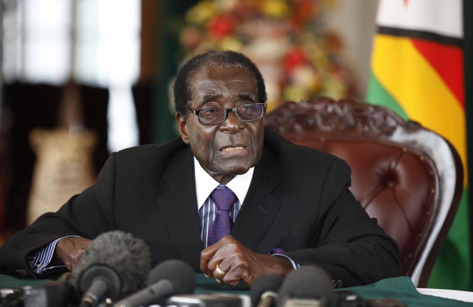 Bildnummer: 60465200  Datum: 11.09.2013  Copyright: imago/Xinhua (130912) -- HARARE,   -- Zimbabwean President Robert Mugabe speaks to the press after inaugurating the new cabinet in Harare Sept. 11, 2013. Zimbabwe s new cabinet, led by veteran leader Robert Mugabe, on Wednesday pledged to fight decade-old Western sanctions with the country s rich natural resources and investment from friendly countries like China. (Xinhua/Stringer) (ybg) ZIMBABWE-HARARE-MUGABE-SANCTIONS PUBLICATIONxNOTxINxCHN people xas x0x 2013 quer premiumd     60465200 Date 11 09 2013 Copyright Imago XINHUA  Harare Zimbabw