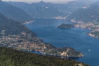 <p>Sul Lago di Como i paesini come Esino Lario sono diversi, e tutti dipendono più o meno dal turismo estivo, sfavoriti anche da una rete stradale antica e logora, nonché insufficiente. (foto: Getty) </p>