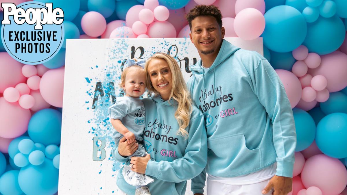 Patrick Mahomes Cradles Daughter Sterling In Brittany Matthews