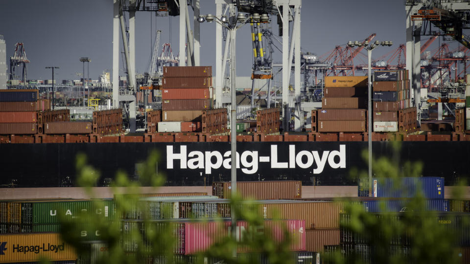 (A Hapag-Lloyd vessel berthed at the Port of Los Angeles. Photo: Jim Allen / FreightWaves)