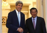 U.S. Secretary of State John Kerry is welcomed by Cambodia's Prime Minister Hun Sen in Phnom Penh, Cambodia January 26, 2016. REUTERS/Samrang Pring