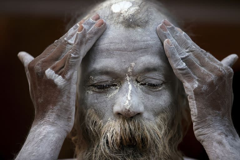 Un participante del festival religioso hindú Kumbh Mela