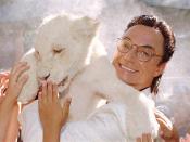 Roy Horn, of Siegfried and Roy magic act, holds white lion cub, photo