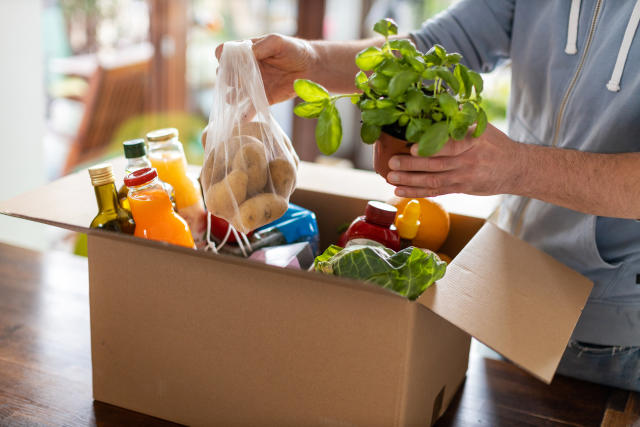 Ist es erlaubt, seinen Einkauf in einem der vielen leeren Kartons aus dem Supermarkt zu transportieren? (Symbolbild: Getty Images)