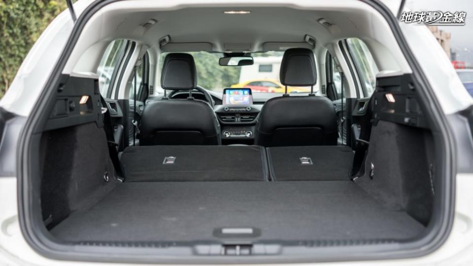 行李廂容量是Focus Wagon的最大賣點，標準635L的空間就相當實用，全倒還可以達到1,635L。(攝影/ 劉家岳)