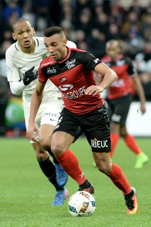 Guingamp's defender Fernando Marcal (R) outruns Monaco's defender Fabinho during the French L1 football match February 25, 2017