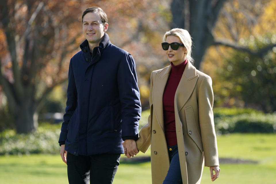 El asesor principal de la Casa Blanca del presidente Donald Trump, Jared Kushner, e Ivanka Trump, la hija del presidente Trump, caminan por el jardín sur de la Casa Blanca en Washington, el domingo 29 de noviembre de 2020, (AP/Patrick Semansky)