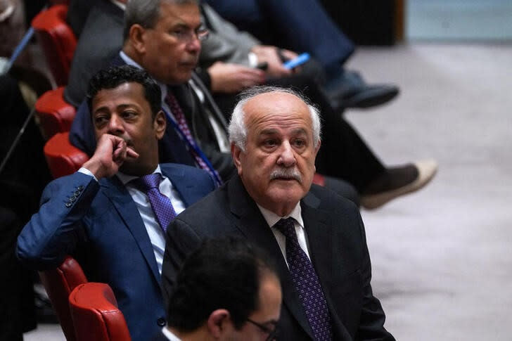 El embajador palestino ante las Naciones Unidas, Riyad H. Mansour, observa a los asistentes durante una votación del Consejo de Seguridad que busca permitir el ingreso de más ayuda humanitaria en la Franja de Gaza, que está siendo atacada por Israel. NUEVA YORK, 22, 2023. REUTERS/David Dee Delgado