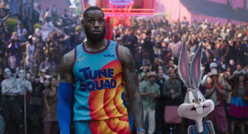 LeBron James und Bugs Bunny bekommen es mit ziemlich übermächtigen Gegnern im "Space Jam"-Turnier zu tun. (Bild: Warner Bros.)