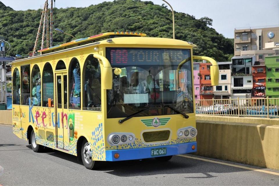 T88 基隆觀光巴士，串連基隆市重要景點，搭配隨車專業導覽人員，提供在地特色店家優惠。