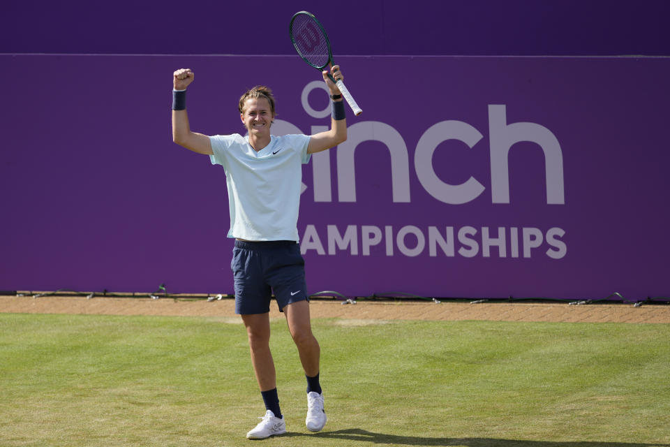 El estadounidense Sebastian Korda celebra tras ganar el punto de partido ante el búlgaro Grigor Dimitrov en el torneo Queen's Club en Londres el miércoles 19 de junio del 2024. (AP Foto/Kirsty Wigglesworth)