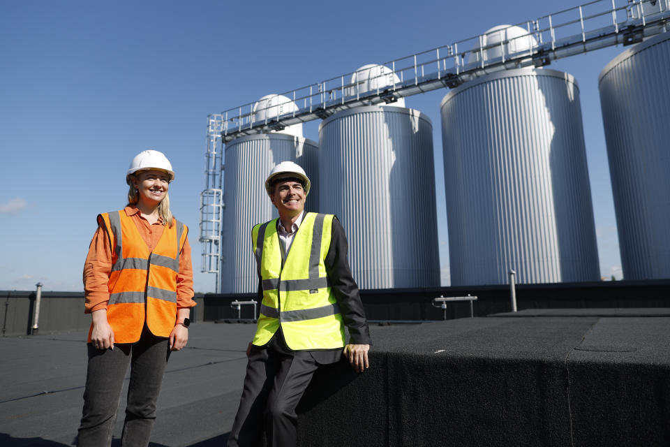 Barry O’Sullivan, managing director of Diageo Ireland, right, and Aisling Ryan, Guinness 0.0 brewer at the new production facility at St James’s Gate (Julien Behal/PA)