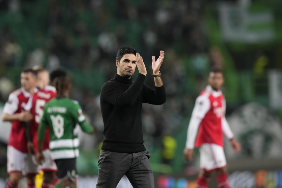 El técnico de Arsenal Mikel Arteta saluda a los aficionados tras el empate 2-2 contra el Sporting de Lisboa en los octavos de final de la Liga Europa, el jueves 9 de marzo de 2023, en Lisboa. (AP Foto/Armando Franca)