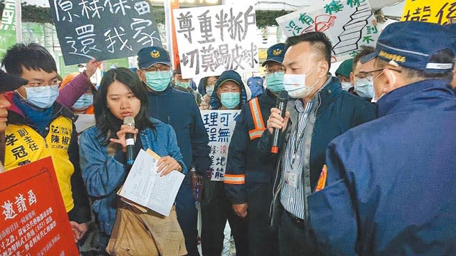 台南市交通局長王銘德（右，持麥克風者）回應黃春香聲援者問題。（程炳璋攝）