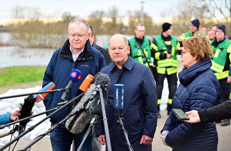 Federal Chancellor Olaf Scholz (C), Stephan Weil (L), Minister President of Lower Saxony, and Daniela Behrens, Minister of the Interior of Lower Saxony, make a press statement during their visit to the flooded area at the confluence of the Weser and Aller rivers. Chancellor Olaf Scholz took a sightseeing flight in an air force helicopter to gain an impression of the flood situation in the north of Lower Saxony. Philipp Schulze/dpa