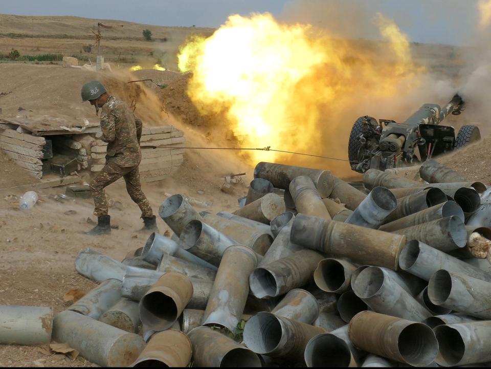 Karabakh's Defence Army fires an artillery piece towards Azeri positions on 4 OctoberRazmInfo/Armenian Defence Minist