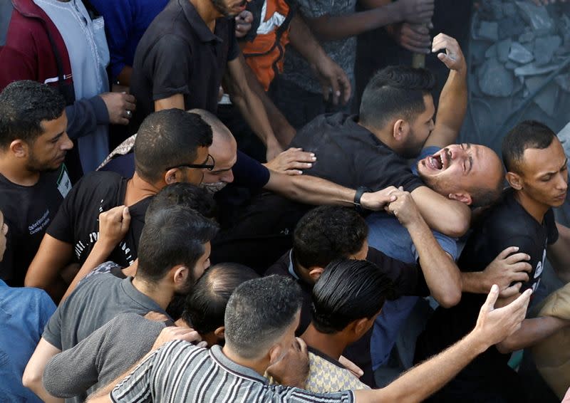 Palestinos buscan víctimas en el sitio donde Israel atacó las viviendas, en el Campo de Refugiados de Magazi