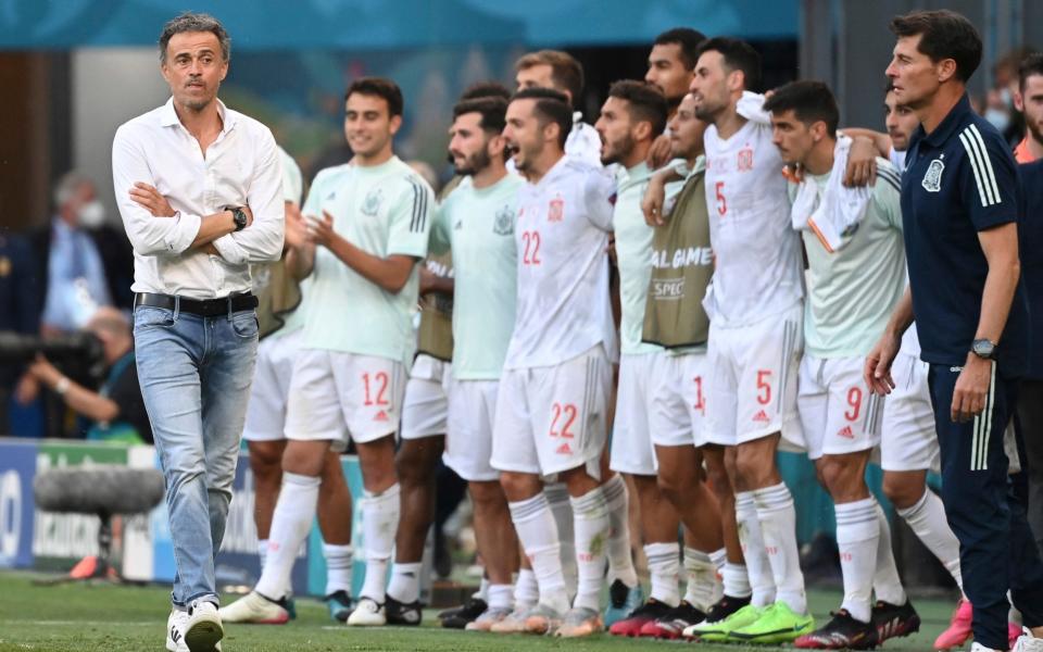 Luis Enrique's jeans in front of Spain team - AFP