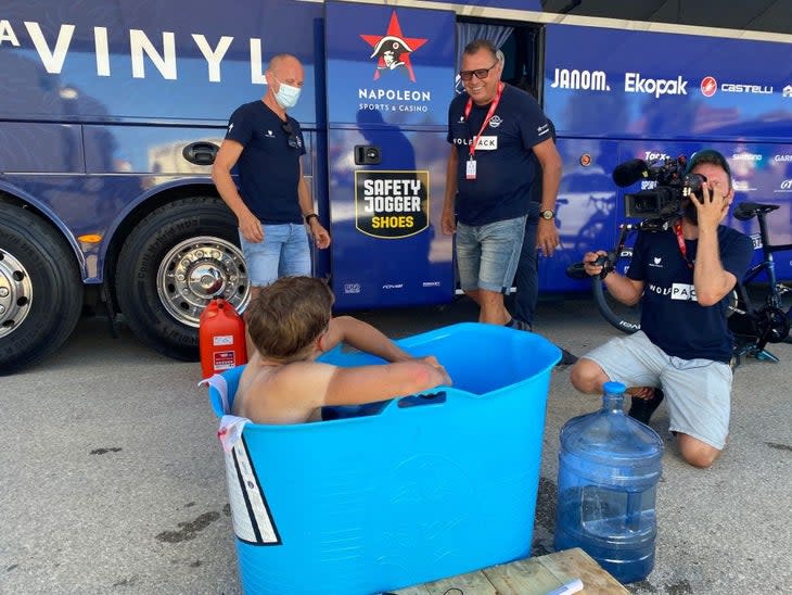 <span class="article__caption">Evenepoel chills in an ice bath following the heat in stage 4.</span> (Photo: ANN BRAECKMAN/BELGA MAG/AFP via Getty Images)