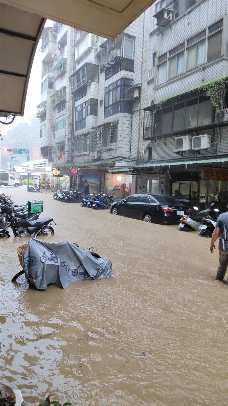 台北市信義區大淹水，吳興街、松仁路都有嚴重積水的情形。（圖／翻攝畫面、方聖閔提供）