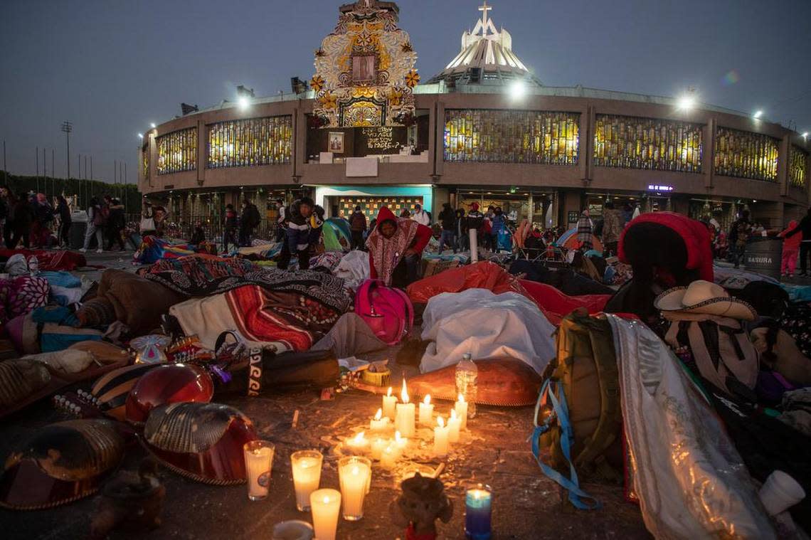 Peregrinos acampan en la explanada del atrio guadalupano para festejar los 491 años de la aparición de la Virgen de Guadalupe, hoy, en la capital mexicana (México). Un estimado de cerca de 11 millones de peregrinos abarrotaron la Basílica de Guadalupe mexicana para rendirse a la Virgen sin restricción alguna, después de que las medidas sanitarias por el coronavirus limitasen en años anteriores la devoción por “la madre de México”.