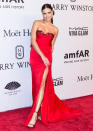 <p>Lady in red! Die Brasilianerin sah in einem trägerlosen roten Satin-Outfit umwerfend aus, das sie für die amfAR New York Gala im Cipriani Wall Street in New York City am 10. Februar 2016 trug. (Quelle: Getty) </p>