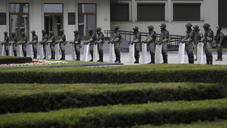 Soldaten am Regierungssitz in Minsk senken ihre Schilder aus Solidarität mit den Demonstranten. Trotz der Freilassung vieler Gefangener haben Zehntausende Menschen weiter demonstriert.