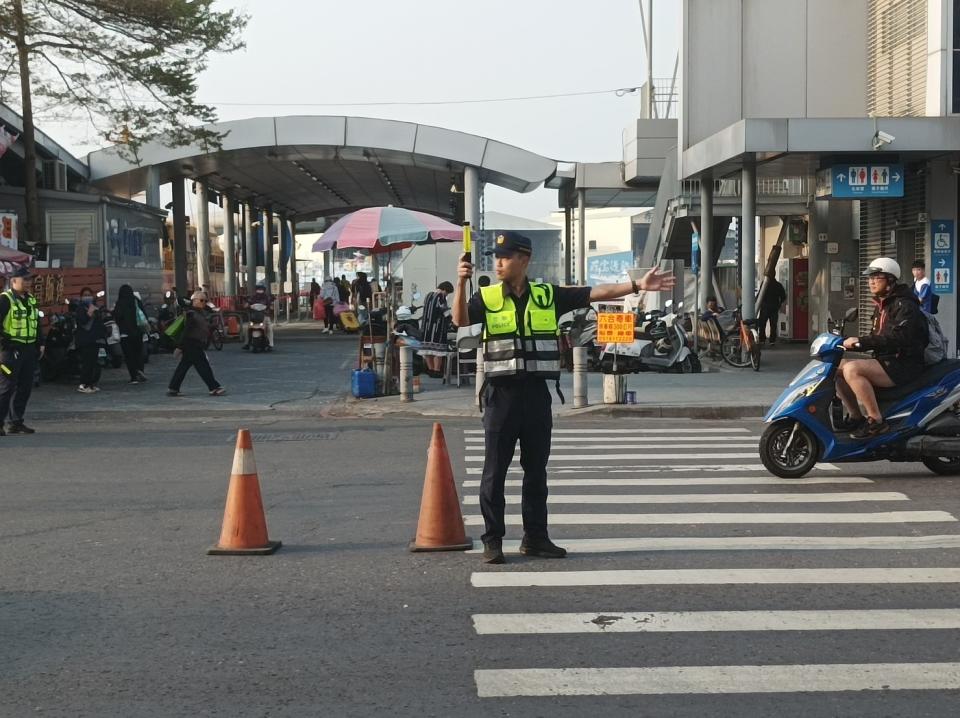 春節連假實施疏導管制措施，東港警呼籲用路人遵守員警交通指揮。〈圖/記者蔡宗武翻攝〉