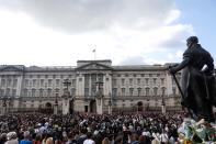 <p>Members of the public pay their respects outside of Buckingham Palace in London on September 9, 2022, a day after Queen Elizabeth II died at the age of 96. - Queen Elizabeth II, the longest-serving monarch in British history and an icon instantly recognisable to billions of people around the world, died at her Scottish Highland retreat on September 8. (Photo by ISABEL INFANTES / AFP) (Photo by ISABEL INFANTES/AFP via Getty Images)</p> 