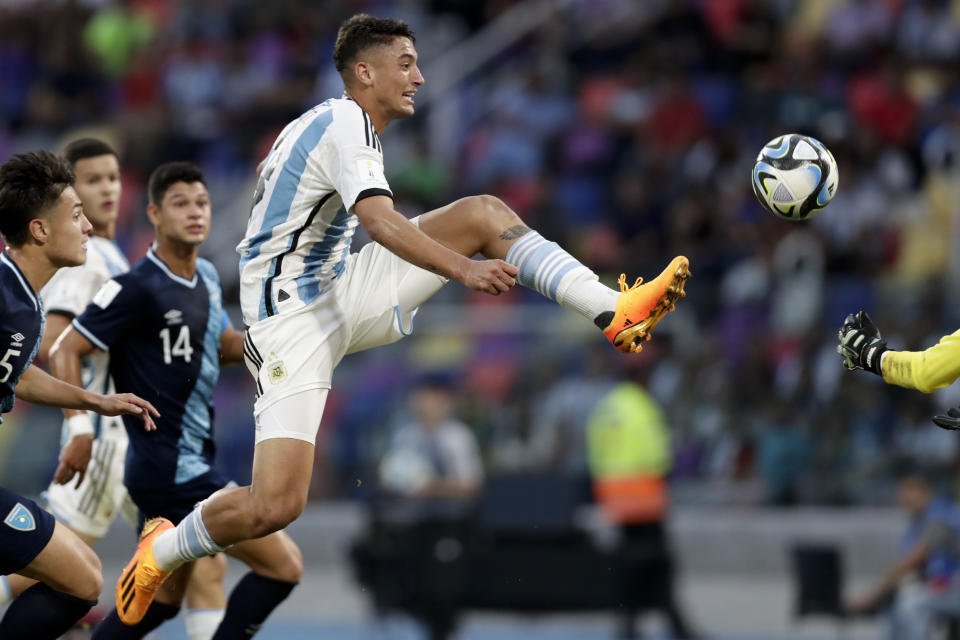 Argentina's Alejo Veliz, tries a shot on goal against Guatemala during a FIFA U-20 World Cup Group A soccer match at the Madre De Ciudades stadium in Santiago del Estero, Argentina, Tuesday, May 23, 2023. (AP Photo/Nicolas Aguilera)