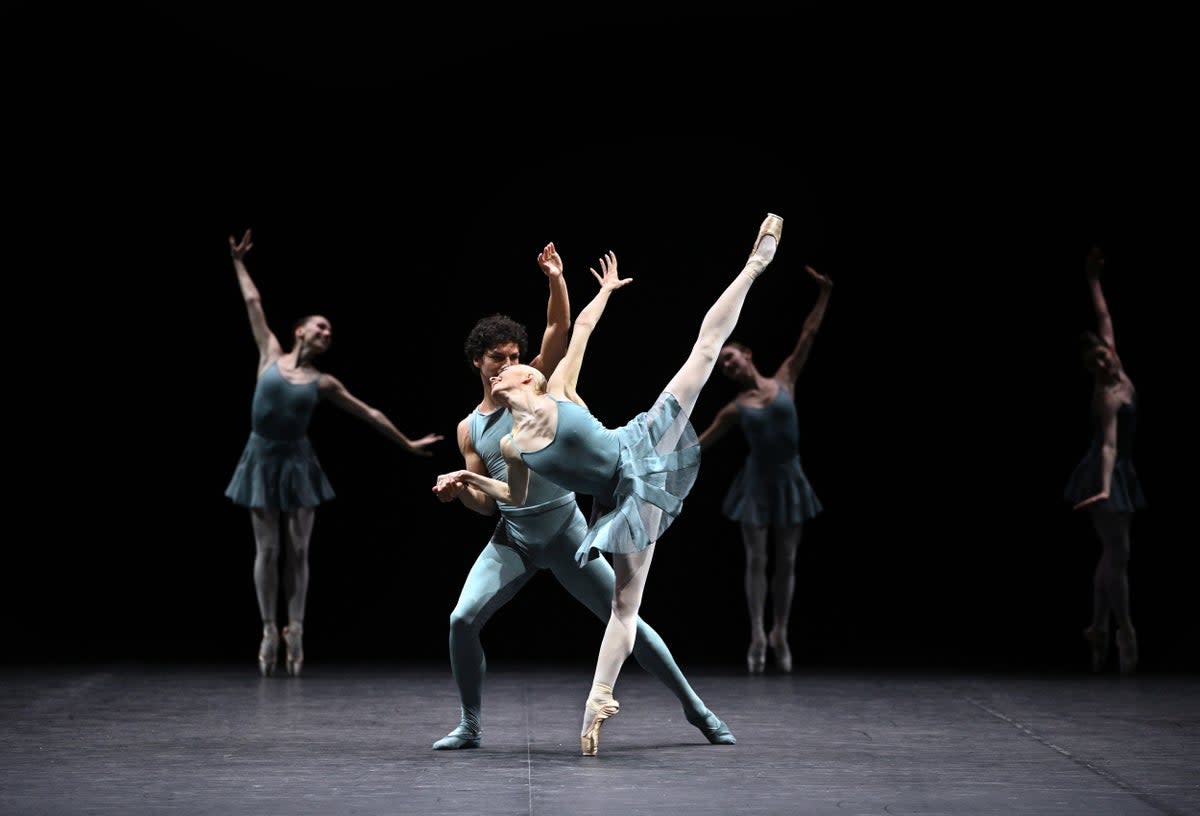 Emily Suzuki and Isaac Hernandez in William Forsythe’s Blake Works I  ( )