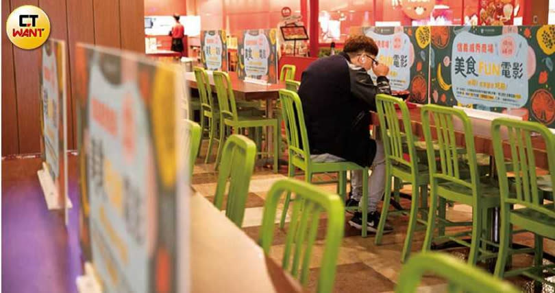 威秀影城在美食廣場座位區設置隔版，讓食客不用擔心被其他客人的飛沫傳染新冠肺炎。（圖／張文玠攝）