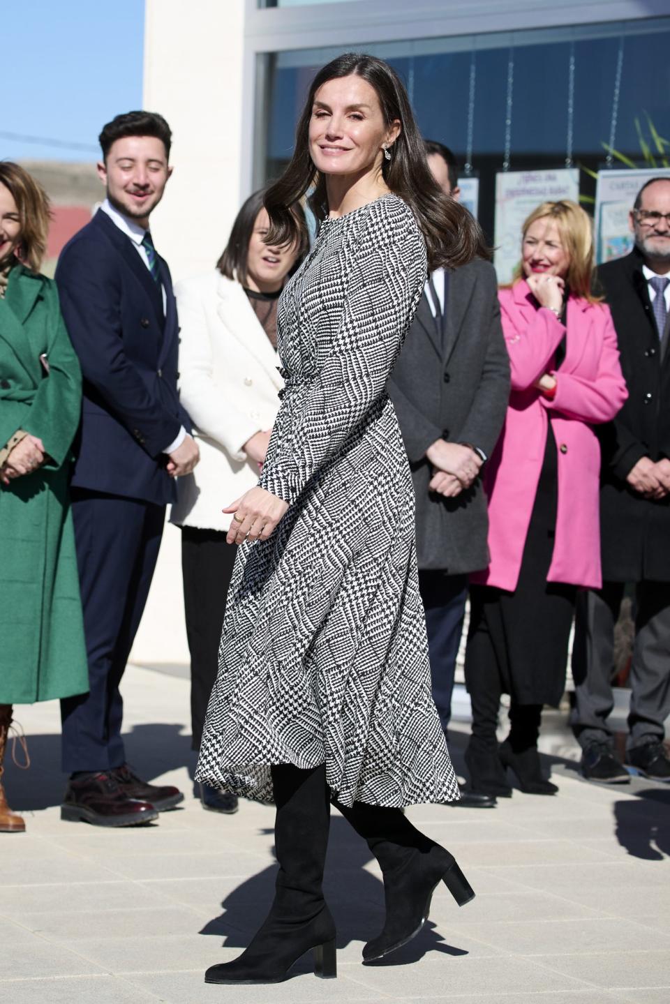 <p>Su majestad optó por una pinta blanca y negra con botas clásicas para lograr un look chic y sofisticado.</p>