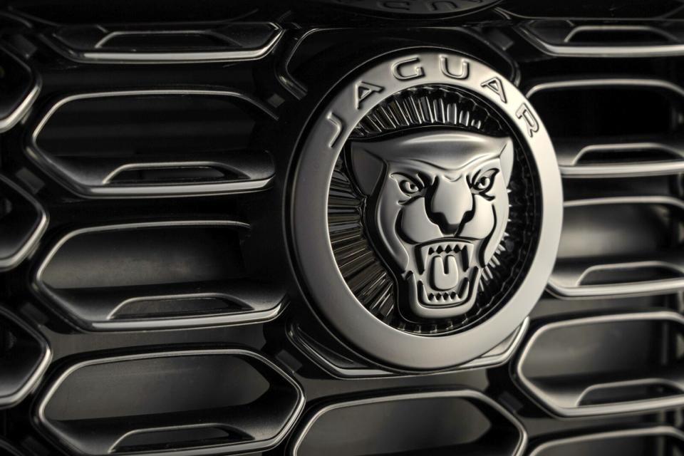 車頭水箱護罩上的豹頭廠徽以及R徽飾，皆改採專屬的黑化處理，帶來更具內斂與個性化的外型風格。